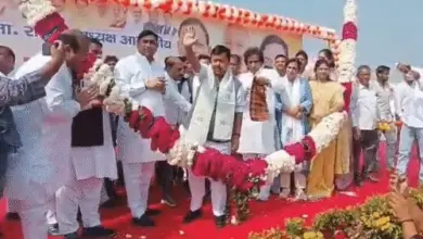 मेरठ के सुभारती यूनिवर्सिटी में युवा सम्मेलन के दौरान मंच पर नितिन नबीन, योगी आदित्यनाथ और पंकज चौधरी।