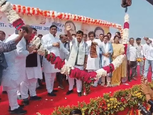 मेरठ के सुभारती यूनिवर्सिटी में युवा सम्मेलन के दौरान मंच पर नितिन नबीन, योगी आदित्यनाथ और पंकज चौधरी।