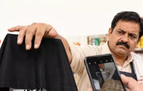 0.4 प्रतिशत UPI MDR के विरोध में QR कोड और साउंड बॉक्स ढकते व्यापारी