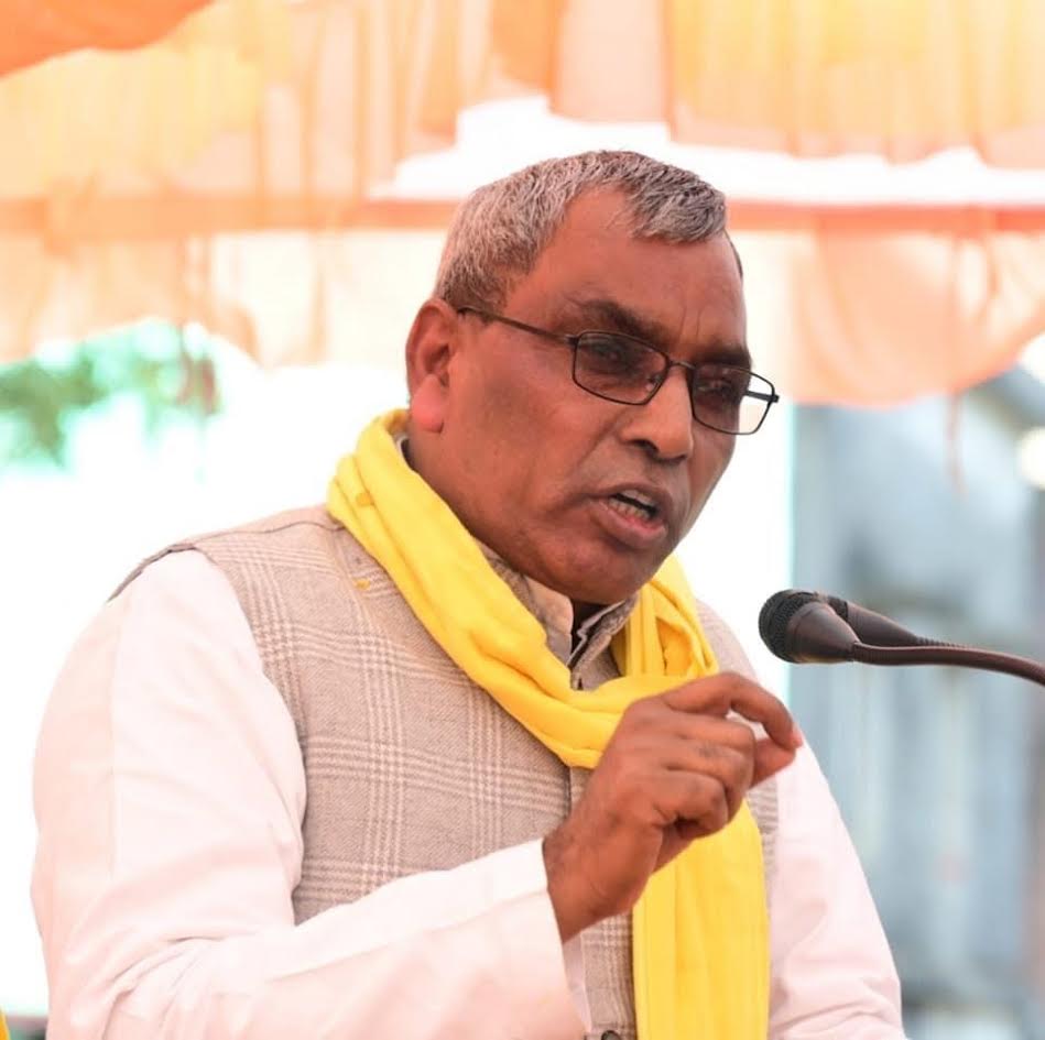 अंबेडकरनगर में अखिलेश यादव पर बयान देते ओम प्रकाश राजभर