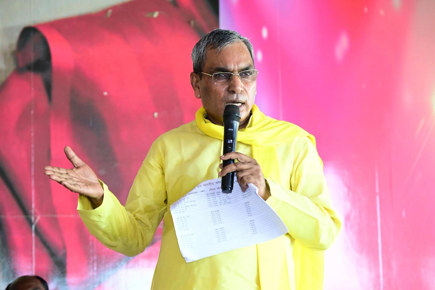 अंबेडकरनगर में पत्रकारों से बातचीत करते कैबिनेट मंत्री ओमप्रकाश राजभर।
