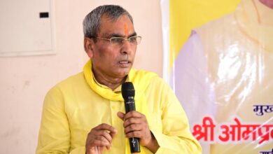 अंबेडकरनगर में सपा विधायक राममूर्ति वर्मा के बयान पर प्रतिक्रिया देते सुभासपा अध्यक्ष ओमप्रकाश राजभर।