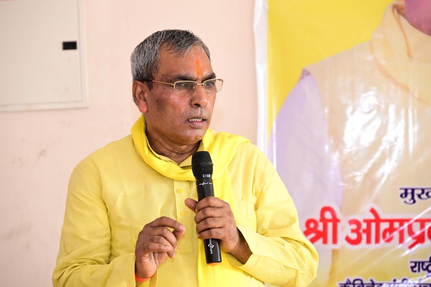 अंबेडकरनगर में सपा विधायक राममूर्ति वर्मा के बयान पर प्रतिक्रिया देते सुभासपा अध्यक्ष ओमप्रकाश राजभर।