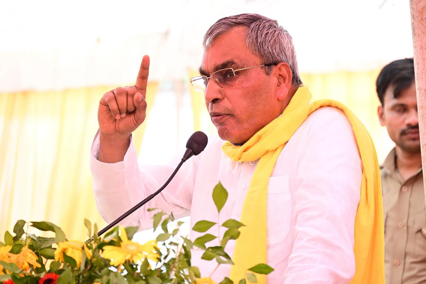 अंबेडकरनगर में यूपी के चार हिस्सों में बंटवारे पर बयान देते ओम प्रकाश राजभर।
