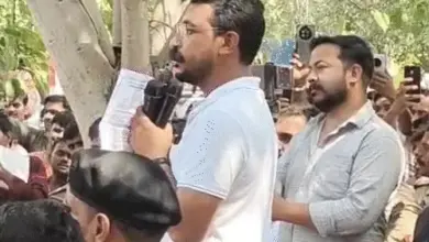 इको गार्डन में पंचायत सहायकों के प्रदर्शन को संबोधित करते नगीना सांसद चंद्रशेखर आजाद