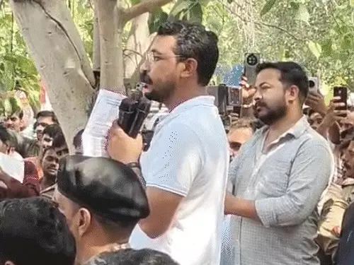इको गार्डन में पंचायत सहायकों के प्रदर्शन को संबोधित करते नगीना सांसद चंद्रशेखर आजाद
