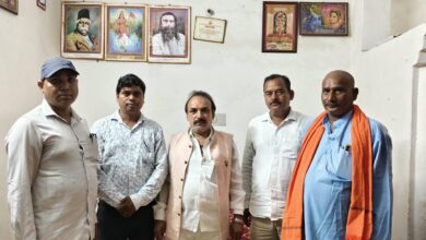 प्रतापगढ़ हादसे से प्रभावित अमन श्रीवास्तव के परिवार को आर्थिक सहायता और खाद्य सामग्री देते फाउंडेशन के सदस्य
