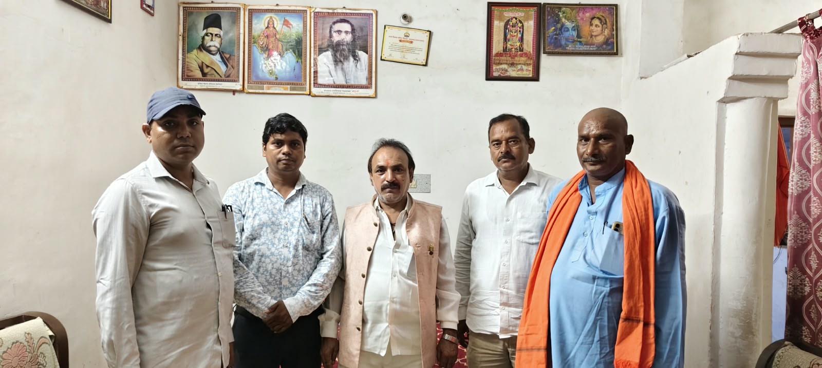 प्रतापगढ़ हादसे से प्रभावित अमन श्रीवास्तव के परिवार को आर्थिक सहायता और खाद्य सामग्री देते फाउंडेशन के सदस्य