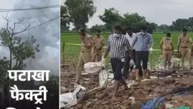 प्रयागराज-कौशांबी बॉर्डर पर अवैध पटाखा फैक्ट्री में विस्फोट के बाद मलबा हटाते बुलडोजर और जांच करती पुलिस टीम।