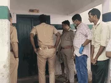 अंबेडकरनगर के पीएमश्री कंपोजिट विद्यालय में PRD जवान की मौत के बाद घटनास्थल पर पुलिस