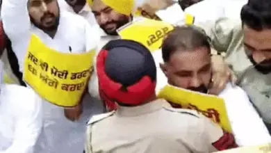 मोहाली GMADA ऑफिस के बाहर ED रेड के विरोध में प्रदर्शन करते AAP कार्यकर्ता