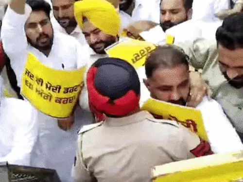 मोहाली GMADA ऑफिस के बाहर ED रेड के विरोध में प्रदर्शन करते AAP कार्यकर्ता