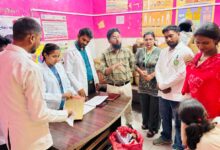 अंबेडकरनगर में विश्व रेबीज दिवस पर जागरूकता कार्यक्रम में जानकारी देते चिकित्सक