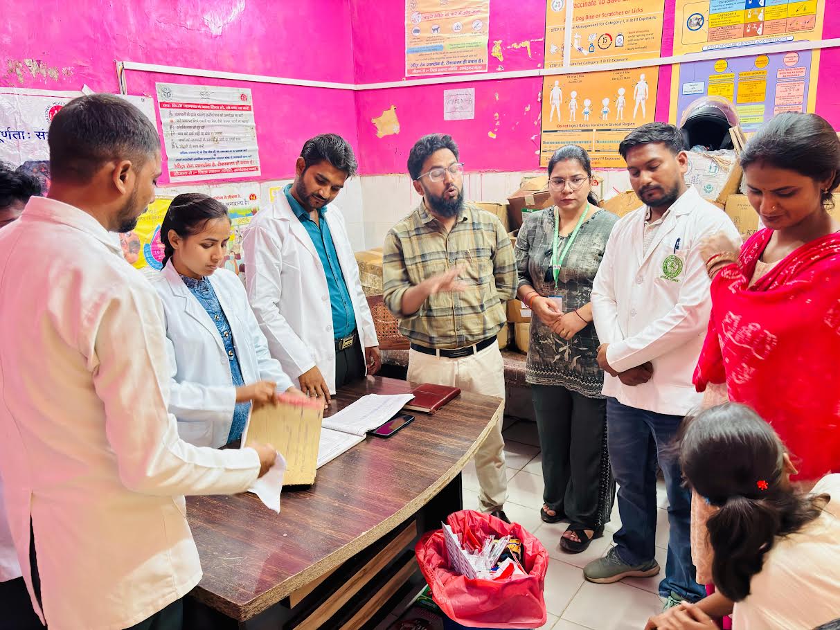 अंबेडकरनगर में विश्व रेबीज दिवस पर जागरूकता कार्यक्रम में जानकारी देते चिकित्सक