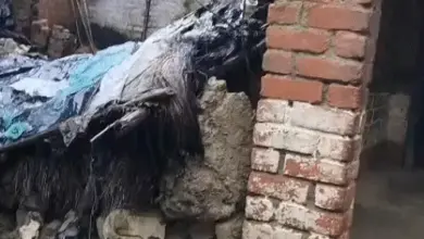 रहीमाबाद के भतोइया गांव में बारिश से ढहे कच्चे मकान का दृश्य।