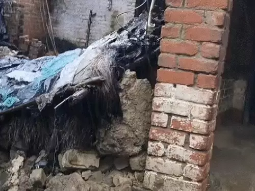 रहीमाबाद के भतोइया गांव में बारिश से ढहे कच्चे मकान का दृश्य।