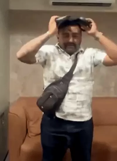 पुणे में राज ठाकरे की तस्वीर के सामने माफी मांगते इन्फ्लुएंसर महेश मोटे।