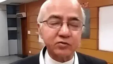 नोएडा में पूर्व IAS अधिकारी राकेश मेहता