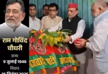 लखनऊ में राम गोविंद चौधरी को श्रद्धांजलि देते सपा मुखिया अखिलेश यादव।