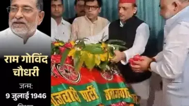 लखनऊ में राम गोविंद चौधरी को श्रद्धांजलि देते सपा मुखिया अखिलेश यादव।