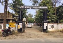 रामनगर उप डाकघर में सर्वर खराब होने से जमा-निकासी प्रभावित होने के दौरान मौजूद उपभोक्ता।