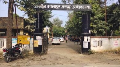 रामनगर उप डाकघर में सर्वर खराब होने से जमा-निकासी प्रभावित होने के दौरान मौजूद उपभोक्ता।