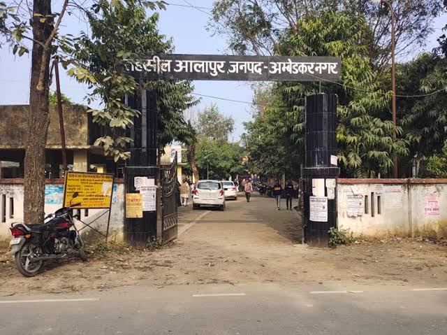 रामनगर उप डाकघर में सर्वर खराब होने से जमा-निकासी प्रभावित होने के दौरान मौजूद उपभोक्ता।