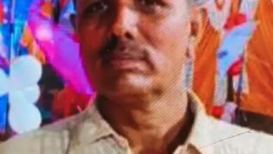रूनावे गांव में शिक्षामित्र रवीन्द्र नाथ यादव के निधन पर शोक व्यक्त करते लोग