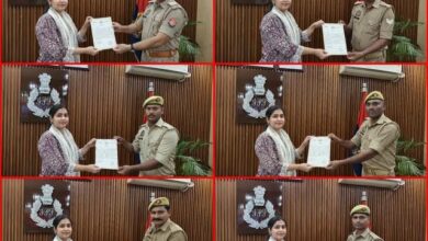अलीगंज पुलिस टीम को प्रशस्ति पत्र देतीं एसपी प्राची सिंह