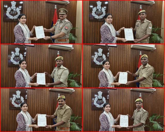अलीगंज पुलिस टीम को प्रशस्ति पत्र देतीं एसपी प्राची सिंह