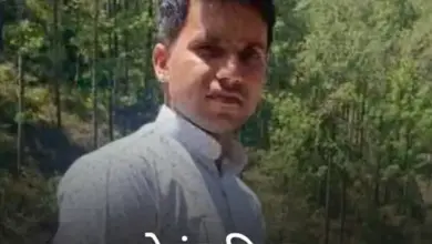 राइड कैंसिल करने के बाद धमकी की शिकायत को लेकर गोरखपुर पुलिस से शिकायत करता युवक।