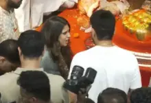 मुंबई में लालबागचा राजा गणपति पंडाल में पत्नी रितिका के साथ रोहित शर्मा।