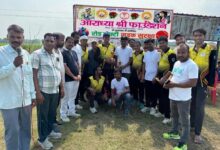 अंबेडकरनगर में सड़क सुरक्षा सद्भावना कप क्रिकेट मैच में खेलते डॉक्टर्स इलेवन और प्रधान संघ इलेवन के खिलाड़ी।