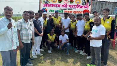 अंबेडकरनगर में सड़क सुरक्षा सद्भावना कप क्रिकेट मैच में खेलते डॉक्टर्स इलेवन और प्रधान संघ इलेवन के खिलाड़ी।