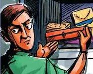 अंबेडकरनगर के सैदपुर भितरी में चोरी के बाद दुकान का टूटा शटर।