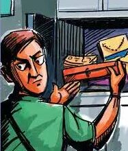 अंबेडकरनगर के सैदपुर भितरी में चोरी के बाद दुकान का टूटा शटर।