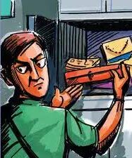 अंबेडकरनगर के सैदपुर भितरी में चोरी के बाद दुकान का टूटा शटर।