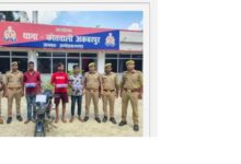 अंबेडकरनगर में पुलिस द्वारा पकड़े गए तीन युवक और बरामद मोबाइल फोन
