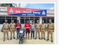 अंबेडकरनगर में पुलिस द्वारा पकड़े गए तीन युवक और बरामद मोबाइल फोन