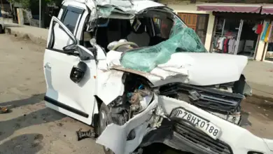 सरोजनीनगर में सड़क हादसे के बाद क्षतिग्रस्त वैगन आर कार।