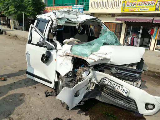 सरोजनीनगर में सड़क हादसे के बाद क्षतिग्रस्त वैगन आर कार।