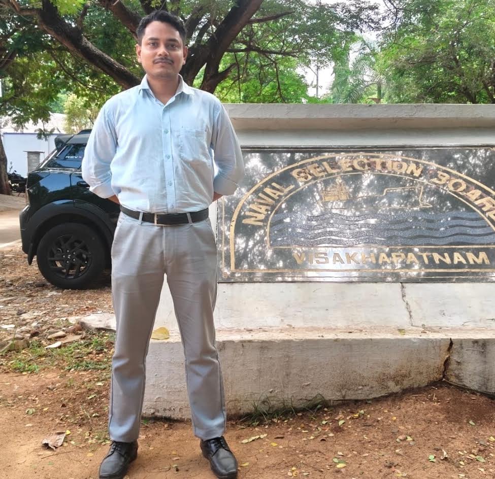 अंबेडकरनगर के अकबरपुर निवासी सत्यम त्रिपाठी, जिनका भारतीय नौसेना में लेफ्टिनेंट पद पर चयन हुआ है।