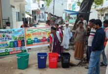 अकबरपुर के शाहजहांपुर वार्ड में स्वच्छता ही सेवा अभियान के दौरान कचरा पृथक्करण की जानकारी देते नगर पालिका कर्मचारी।