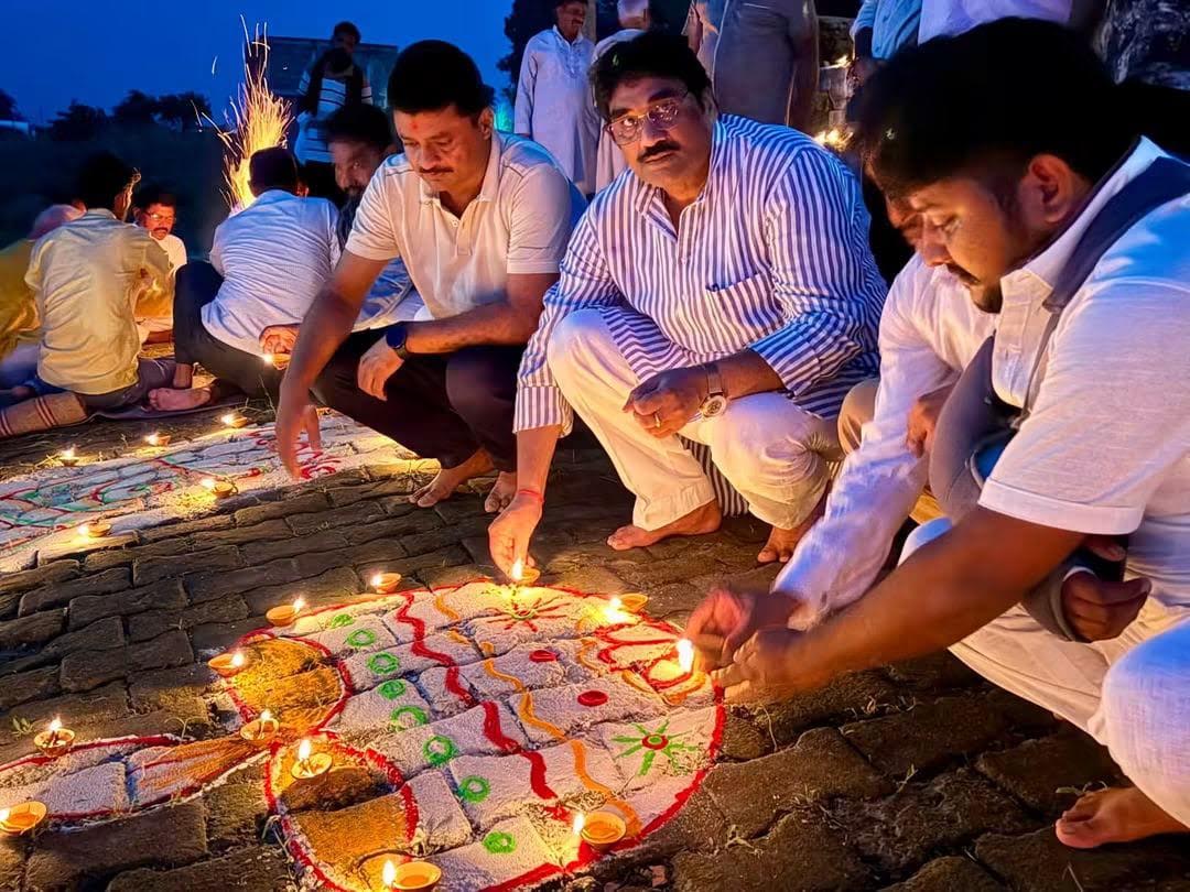 अंबेडकरनगर के शिवाला घाट पर सेवा संकल्प अभियान के तहत तमसा नदी किनारे दीप प्रज्ज्वलन और पौधरोपण.