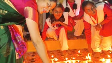 अंबेडकरनगर के श्रवण धाम त्रिवेणी संगम घाट पर सेवा संकल्प अभियान के दौरान जलाए गए दीप
