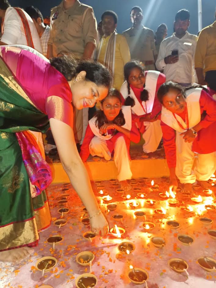 अंबेडकरनगर के श्रवण धाम त्रिवेणी संगम घाट पर सेवा संकल्प अभियान के दौरान जलाए गए दीप