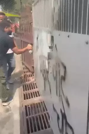 लखनऊ में CEC ज्ञानेश कुमार के इस्तीफे की मांग को लेकर प्रदर्शन करते कांग्रेस कार्यकर्ता