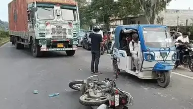 लखनऊ के सीतापुर रोड पर बाइक सवारों को कुचलने वाला ट्रक