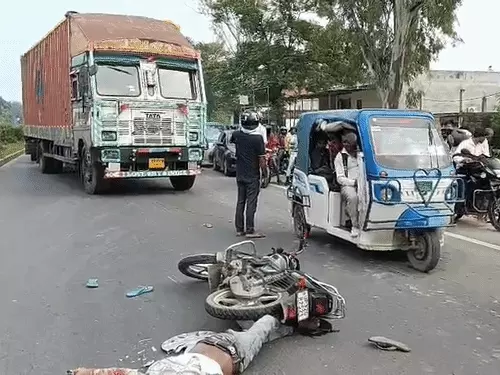 लखनऊ के सीतापुर रोड पर बाइक सवारों को कुचलने वाला ट्रक