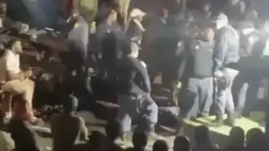 दक्षिण अफ्रीका के वेडेला टाउनशिप में बार गोलीबारी के बाद घटनास्थल पर जांच करती पुलिस।